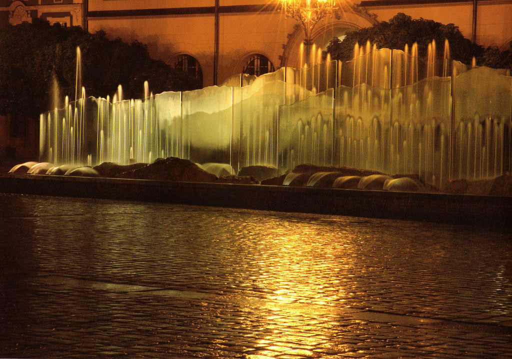 today_fountain_night.jpg